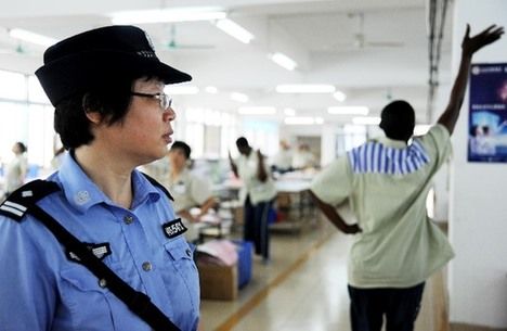 音乐响起，艾滋病服刑罪犯们做起了工间操，值班的&ldquo;杨妈&rdquo;（左）任其自由发挥