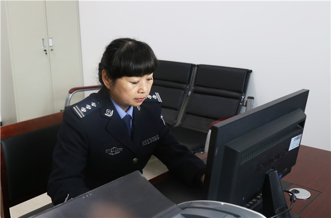 瞧,监狱女警都在忙什么