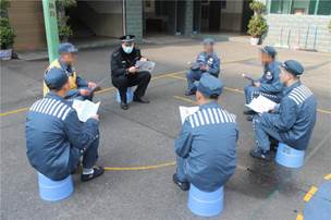 民警组织罪犯“防疫座谈”