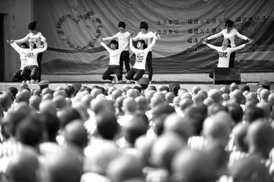 义工俱乐部的志愿者在台上表演