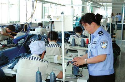 监狱警察为服刑人员教授劳动技能