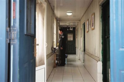 2012年4月20日，天津清河农场，金钟监狱第七分监区指导员沈欢，迈过一道铁门，认真巡视。