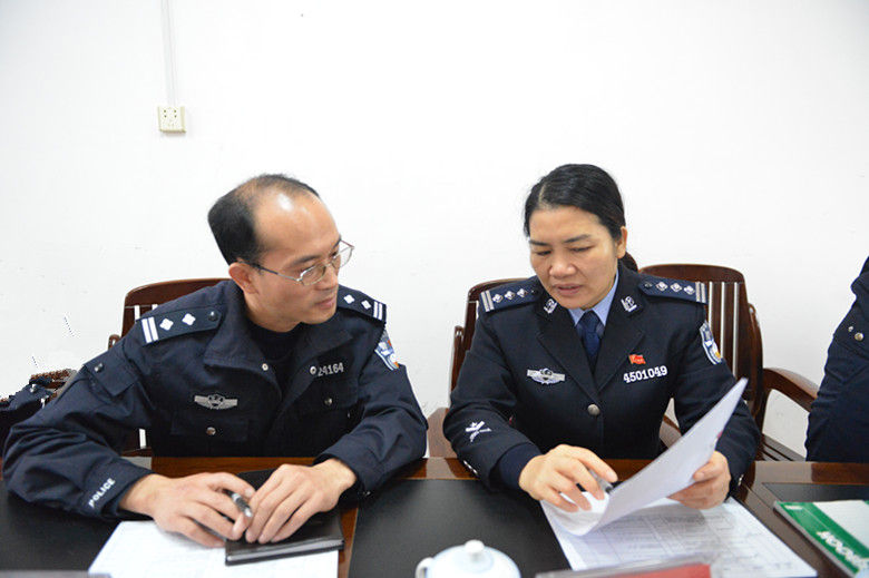 工作组认真审阅证明材料，绩效联络员对指标完成情况进行解释