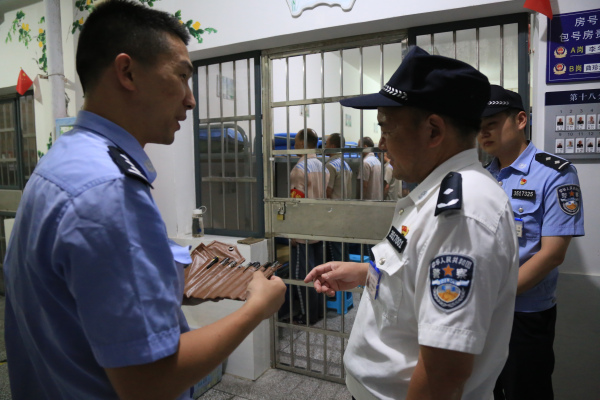 4、余有军监狱长了解民警包号等情况