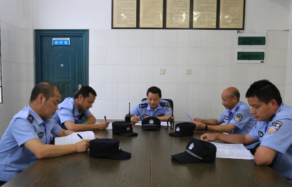 10、监区开展全面从严治党应知应会知识集体学习