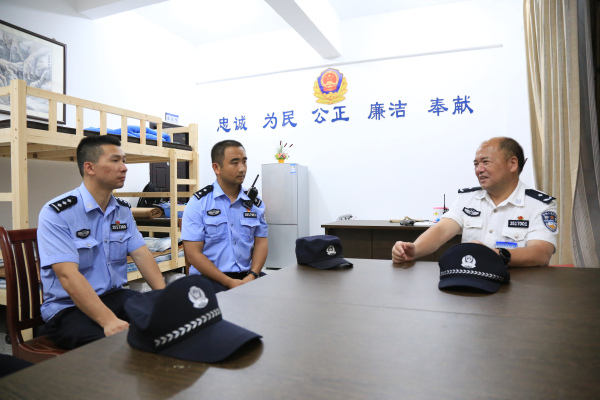 3、余监狱长与一线民警谈心交流