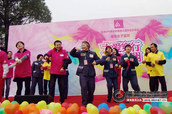 (江南style”火了，不仅走社区，还走进了湖南省女子监狱。图/潇湘晨报滚动新闻记者 刘志杰)