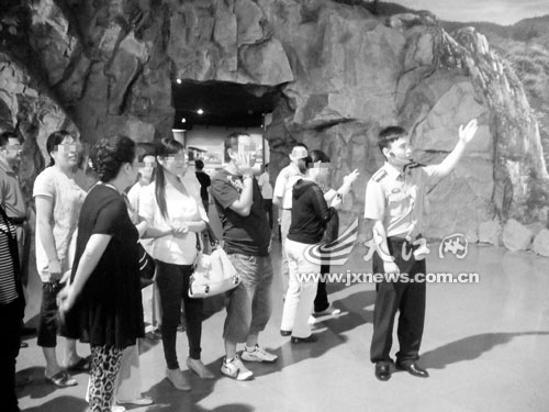 昨日，南昌市西湖区司法局组织社区矫正人员参观南昌新四军军部旧址陈列馆