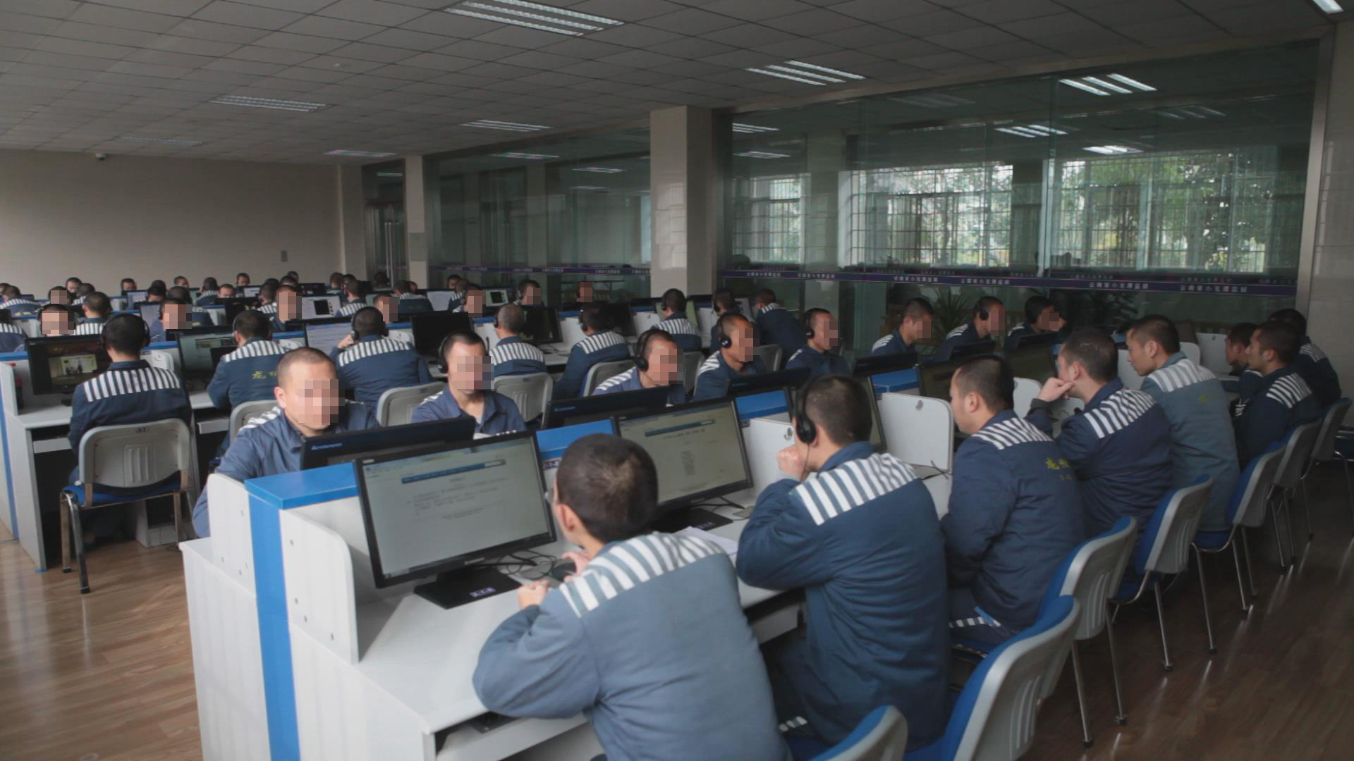 小龙潭监狱第三分监狱罪犯在上网