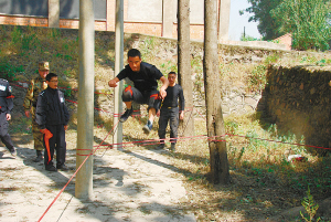 本报讯 随着50余名青年民警在团旗下庄严宣誓：“遵守纪律，勤学苦练，以监狱的安全稳定为己任，以社会的和谐平安为担当，不辱青春的使命！”攀西监狱青年民警应急处突演练拉开序幕。