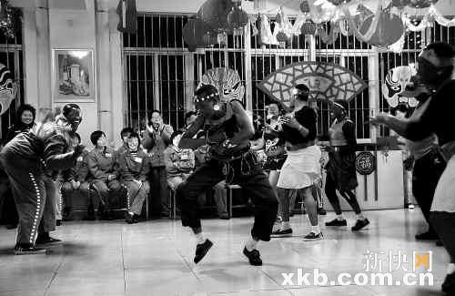 ■春节初一的夜晚，在广东省女子监狱内，碧高（中）与9名外籍的艾滋病罪犯一起表演以南非世界杯主题曲《wakawaka》为背景音乐的舞蹈，引来阵阵掌声。