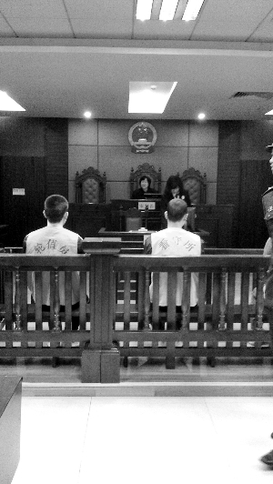 日前,假冒注册商标制售假酒的庞氏兄弟过堂。 信息时报记者 周舒婷 摄 日前,假冒注册商标制售假酒的庞氏兄弟过堂。 信息时报记者 周舒婷 摄